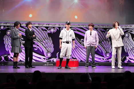 「五等分の花婿」ものまねパブでのワンシーン。