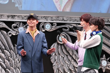 「五等分の花婿」街頭インタビューの様子。