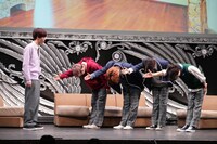 雨太郎（左）に愛の告白をする4兄弟。