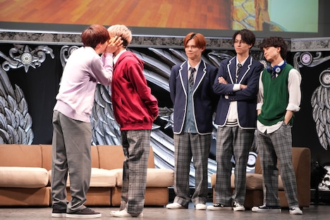 雨太郎と四郎のキスシーン。