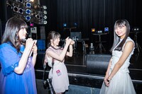 本番前の清水理子（右）を捕まえて取材する大塚望由（左）と大和明桜（中央）。（撮影：音楽ナタリー編集部）