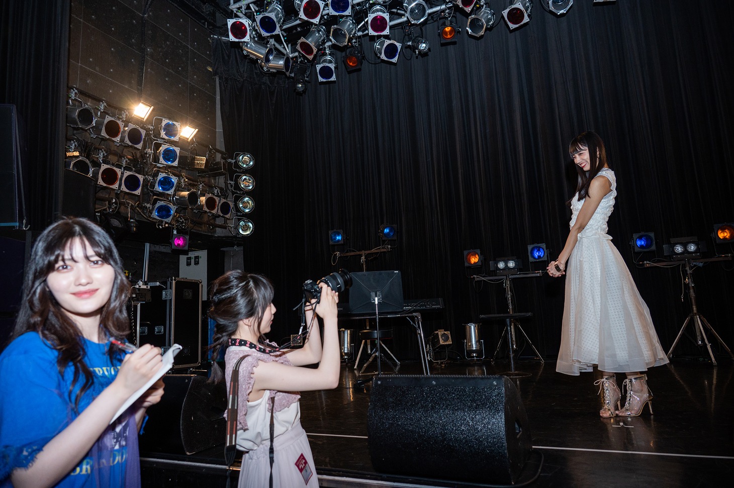 取材を楽しむ大塚望由（左）と大和明桜（中央）。（撮影：音楽ナタリー編集部）