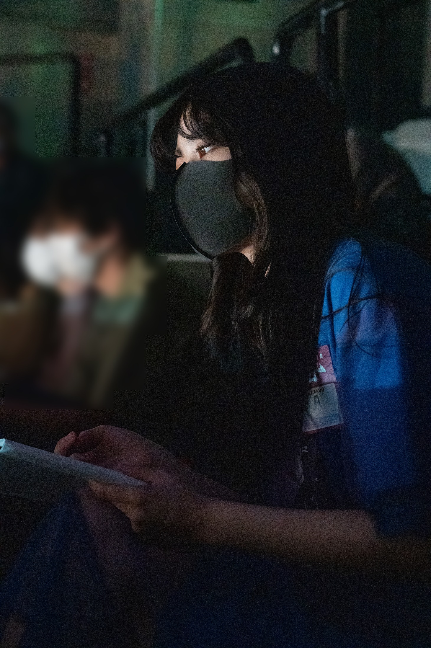 ノートとペンを手にライブを観る大塚望由。（撮影：音楽ナタリー編集部）