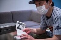 中嶋美智代「雨のスタジアム」の歌詞を読み上げる中嶋さん。