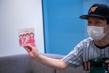 「家族モノ」の例。メンバー4人中3人（石川梨華、紺野あさ美、柴田あゆみ）が野球選手の妻になり、のちに“家族モノ”の野球レコードへと変貌した、ハロー！プロジェクト内ユニット・タンポポのシングル「BE HAPPY 恋のやじろべえ」。