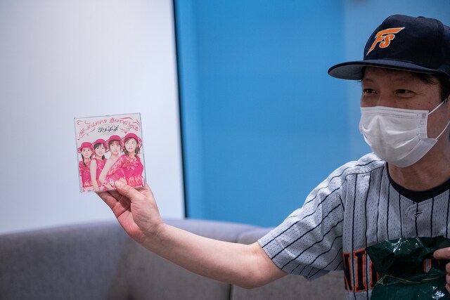 「家族モノ」の例。メンバー4人中3人（石川梨華、紺野あさ美、柴田あゆみ）が野球選手の妻になり、のちに“家族モノ”の野球レコードへと変貌した、ハロー！プロジェクト内ユニット・タンポポのシングル「BE HAPPY 恋のやじろべえ」。