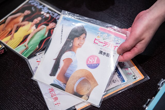 「元・奥さんシリーズ」の例。“ハマの大魔神”こと佐々木主浩の前妻である清水香織による、竹内まりやのカバー「不思議なピーチパイ」。