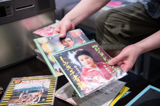 加藤まさいち・麻希純子「愛を求めて」と、麻希純子・加藤まさいち「やけくそに泣く女」は、いずれもB面に「トラキチ音頭」という同じ曲を収録。自主制作盤ながらジャケットに阪神の承認マークが付いている。