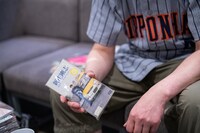 “歌う野球選手”がめっきり少なくなった1994年に新庄剛志がリリースした短冊シングル「第II章～True Love～」。カップリング曲「最後に笑えたらいいね」の作曲は、栗コーダーカルテットで活躍する栗原正己だ。