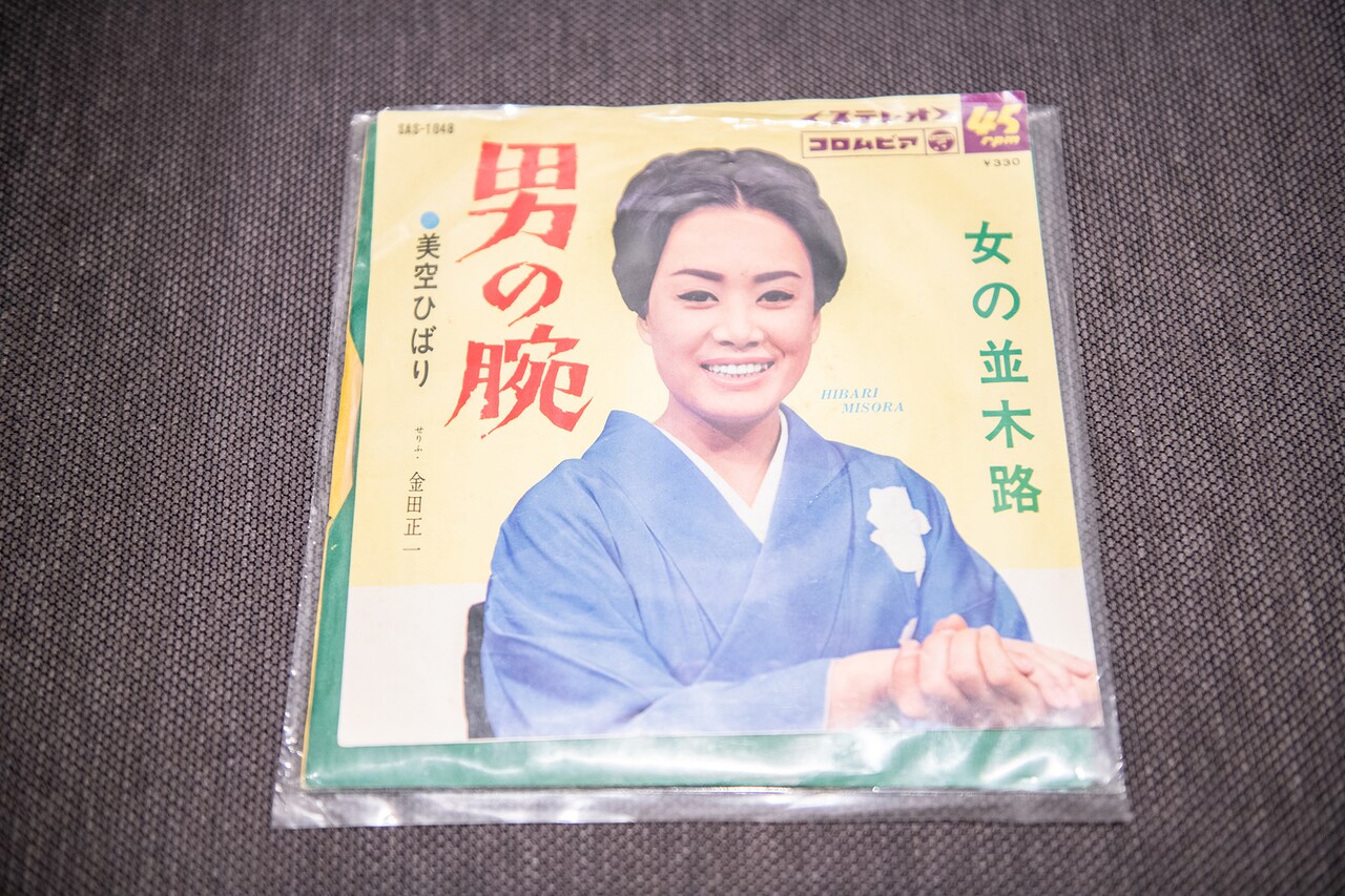 「スポーツ / ドキュメント」コーナー置かれない野球レコードの例。美空ひばり「男の腕」には、曲の途中に金田正一による野球人生についての語りが入る。