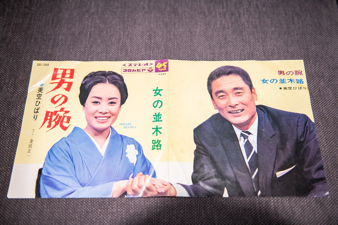 「男の腕」のジャケットを開くと、美空ひばりと握手するスーツ姿の金田正一の姿が。