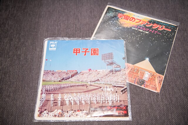 Earth, Wind & Fire「宇宙のファンタジー」を思い切り彷彿とさせるスペイシーなディスコサウンドの、ランナーズ「甲子園」（写真手前）。「音の球宴」界隈では「野球のファンタジー」と呼ばれることも。