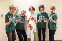 豊崎愛生とバンドメンバー。