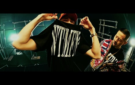 DJ RYOW「W.T.M.F.N? feat. ¥ELLOW BUCKS, SOCKS」ミュージックビデオのサムネイル。