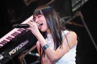 熱唱する清水。そして光る奥歯。