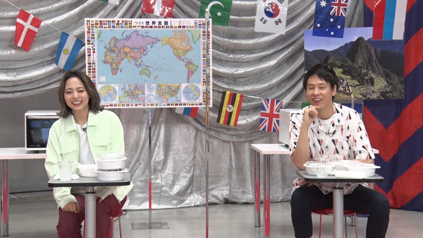 左からLicaxxx、大倉孝二。(c)テレビ朝日