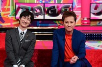 MCアシスタントの宮田俊哉（左）とMCの中居正広（右）。(c)TBS
