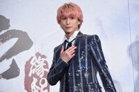 記者陣に向けてポーズを決める佐久間大介（Snow Man）。