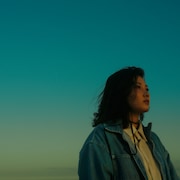佐藤千亜妃がニューアルバムより「Who Am I」先行配信、購入者特典ステッカーのデザイン公開