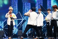 チェキ撮影の様子。(c)LAPONE ENTERTAINMENT