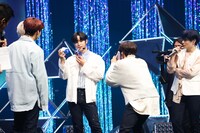 チェキ撮影の様子。(c)LAPONE ENTERTAINMENT