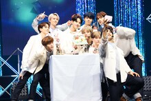 佐藤景瑚へのバースデーサプライズの様子。(c)LAPONE ENTERTAINMENT