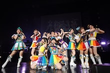 虹のコンキスタドール「RAINBOW JAM2021-SUMMER SHOWER-」の様子。（写真提供：キングレコード）