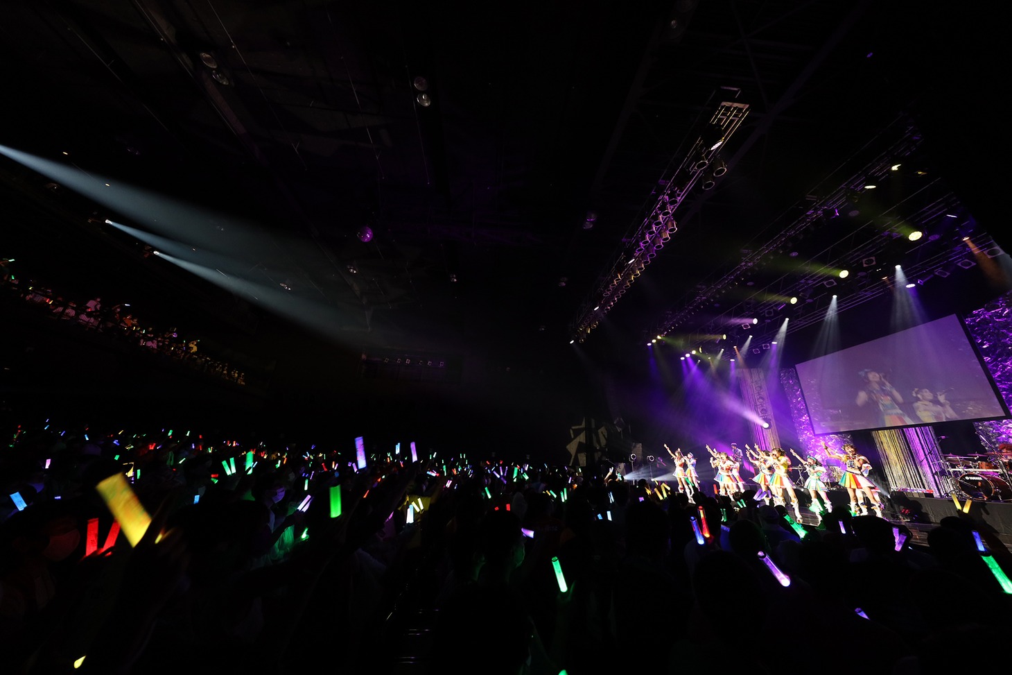 虹のコンキスタドール「RAINBOW JAM2021-SUMMER SHOWER-」の様子。（写真提供：キングレコード）