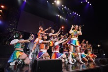 虹のコンキスタドール「RAINBOW JAM2021-SUMMER SHOWER-」の様子。（写真提供：キングレコード）