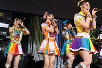 虹のコンキスタドール「RAINBOW JAM2021-SUMMER SHOWER-」の様子。（写真提供：キングレコード）