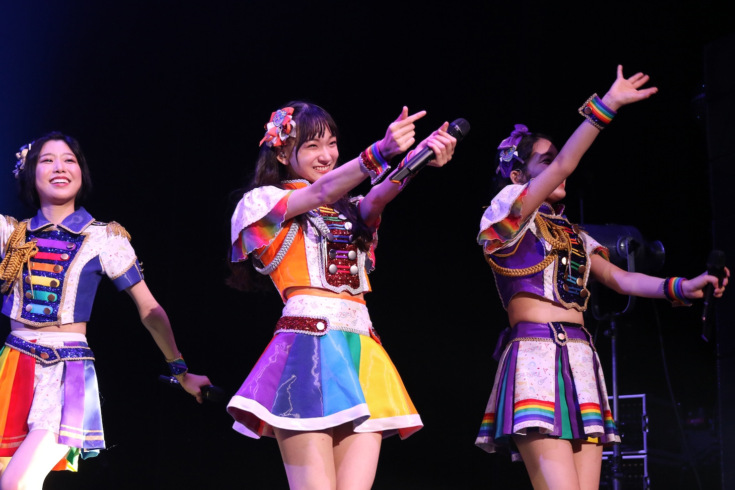 虹のコンキスタドール「RAINBOW JAM2021-SUMMER SHOWER-」の様子。（写真提供：キングレコード）