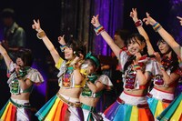 虹のコンキスタドール「RAINBOW JAM2021-SUMMER SHOWER-」の様子。（写真提供：キングレコード）
