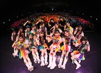 虹のコンキスタドール「RAINBOW JAM2021-SUMMER SHOWER-」で撮影された記念写真。（写真提供：キングレコード）