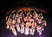 虹のコンキスタドール「RAINBOW JAM2021-SUMMER SHOWER-」で撮影された記念写真。（写真提供：キングレコード）