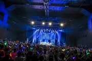 虹のコンキスタドール「RAINBOW JAM2021-SUMMER SHOWER-」の様子。（写真提供：キングレコード）