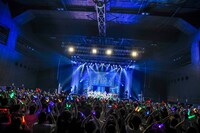 虹のコンキスタドール「RAINBOW JAM2021-SUMMER SHOWER-」の様子。（写真提供：キングレコード）