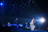 坂本真綾のデビュー25周年記念ライブ「約束はいらない」の様子。
