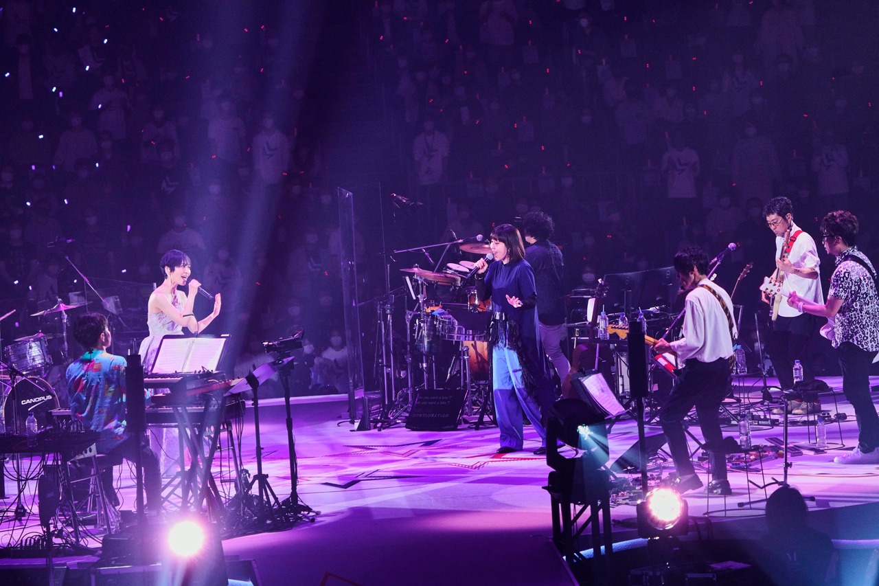 坂本真綾のデビュー25周年記念ライブ「約束はいらない」の様子。
