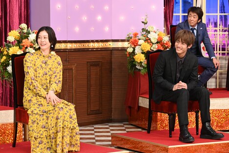 左からSUMIRE、赤楚衛二。(c)日本テレビ