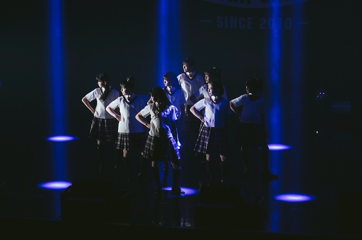「FLY AWAY」を披露するさくら学院。（写真提供：アミューズ）
