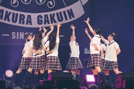 さくら学院「さくら学院 Summer LIVE 2020 ～放課後アンソロジー 君と見た夏色桜花～」の様子。（写真提供：アミューズ）