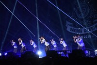 「アイデンティティ」を披露するさくら学院。