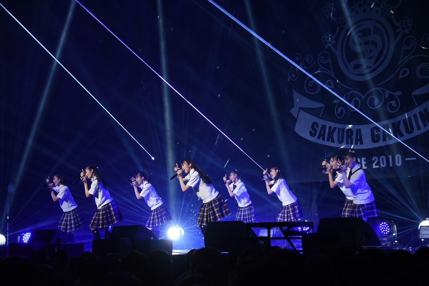 「アイデンティティ」を披露するさくら学院。