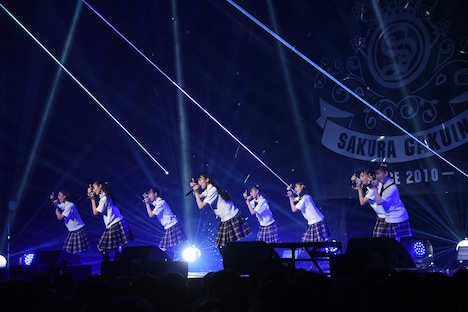 「アイデンティティ」を披露するさくら学院。