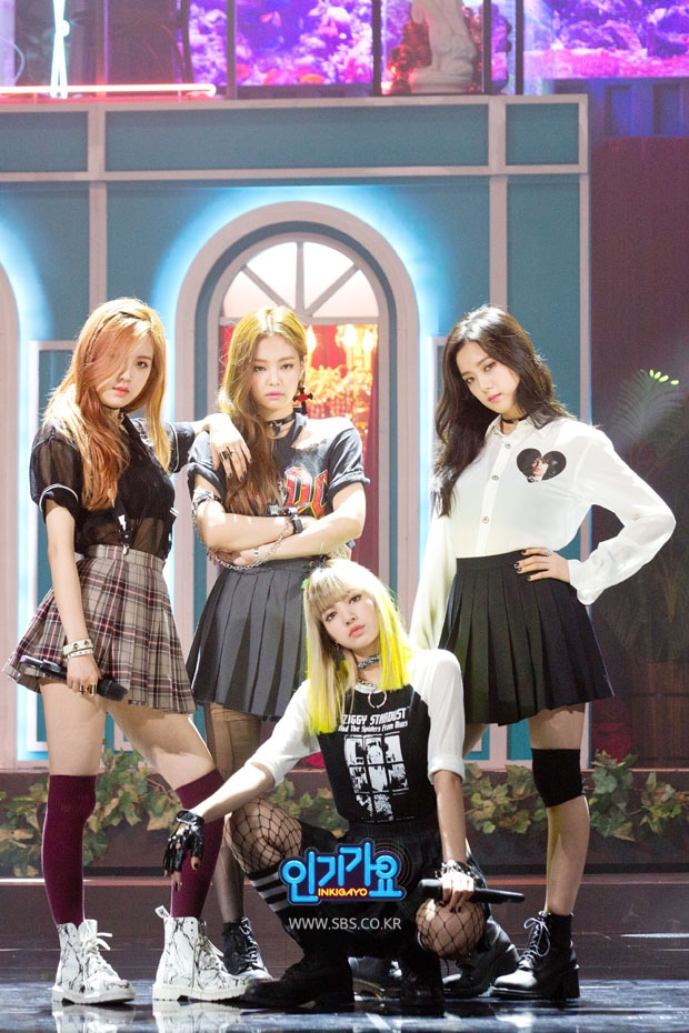 「SBS人気歌謡」出演時のBLACKPINK。 (c)SBS