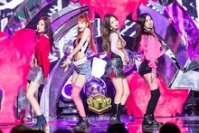 「SBS人気歌謡」出演時のBLACKPINK。 (c)SBS