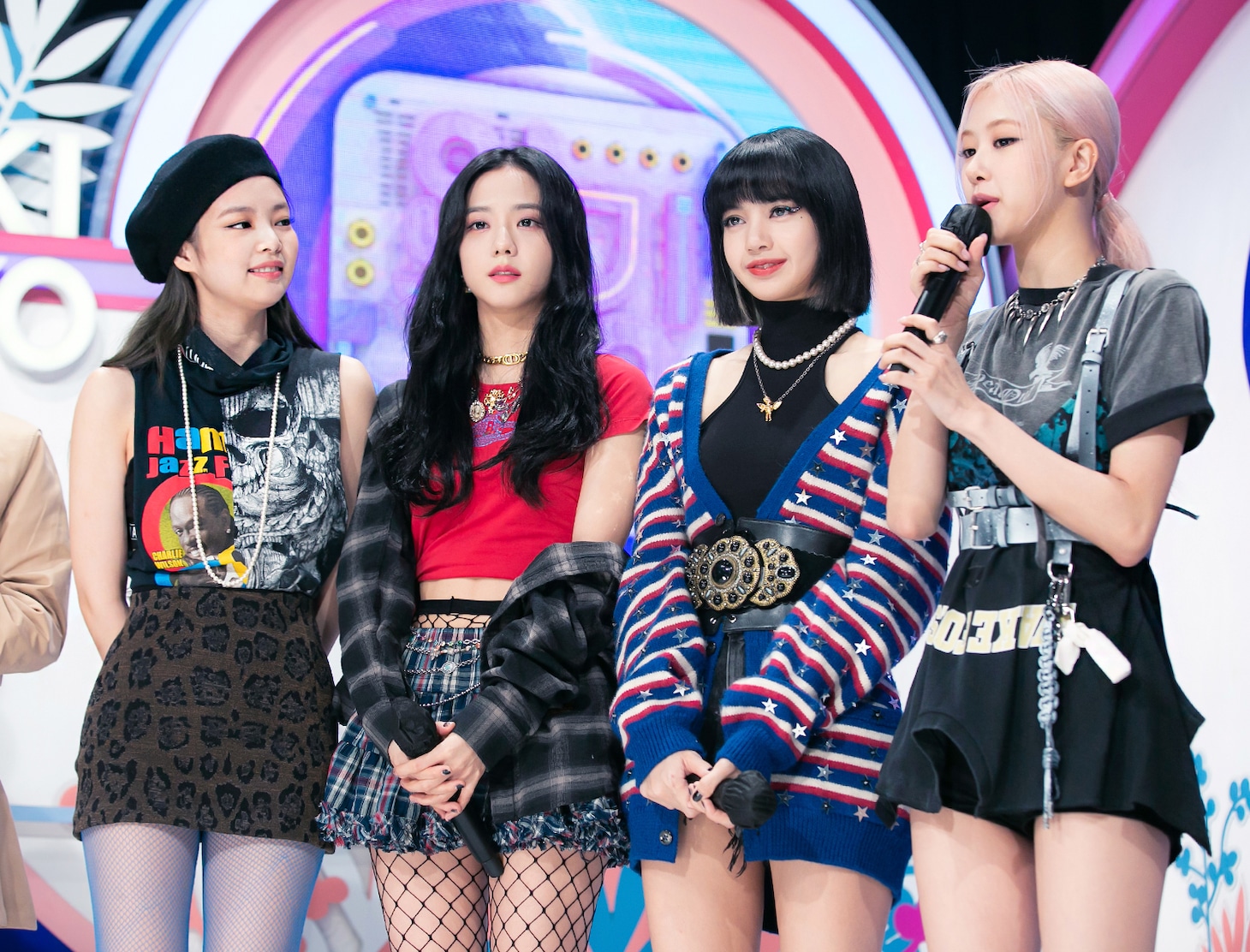「SBS人気歌謡」出演時のBLACKPINK。 (c)SBS