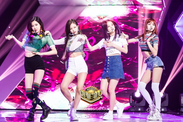 「SBS人気歌謡」出演時のBLACKPINK。 (c)SBS
