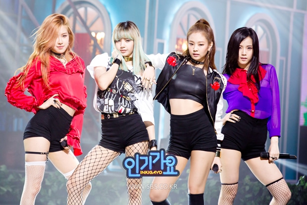 「SBS人気歌謡」出演時のBLACKPINK。 (c)SBS