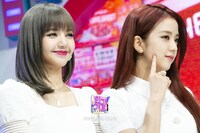 左からリサ、ジス。 (c)SBS